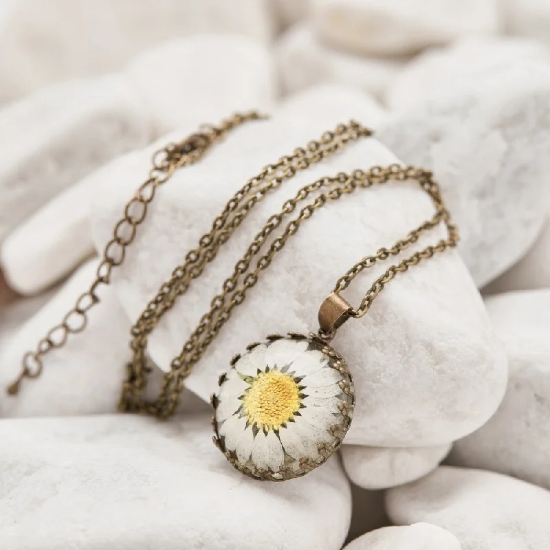 Necklaces and pendants with celestial starburst designs for a radiant look-Botanical Dreamer Daisy Necklace